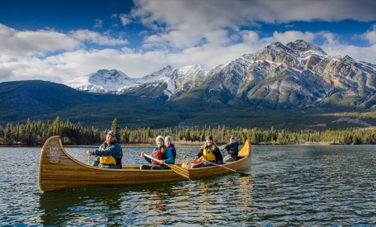Каноэ. Каноэ Аляска яркое. The Cardboard Canoe Race Канада. Маленькая лодка. Canoeing перевод